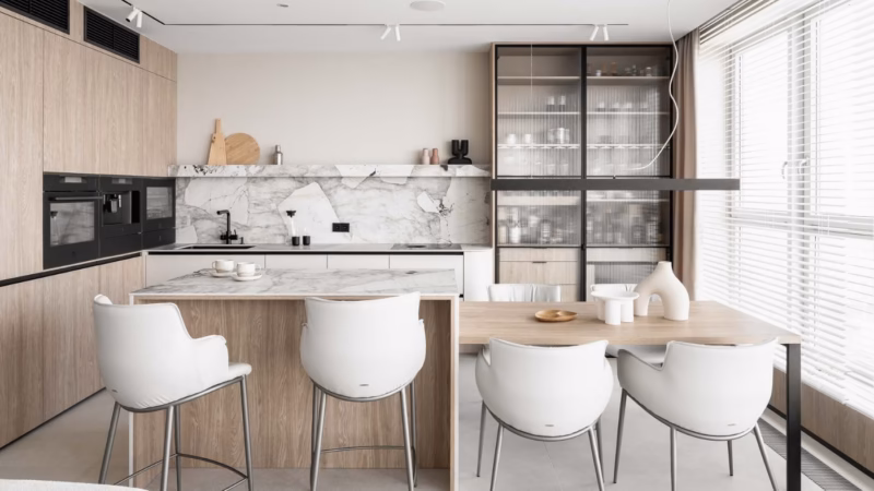 They moved up three floors. New 89 m2 in Gdynia's Sea Towers – design Anna Maria Sokołowska - photo Fotomohito.